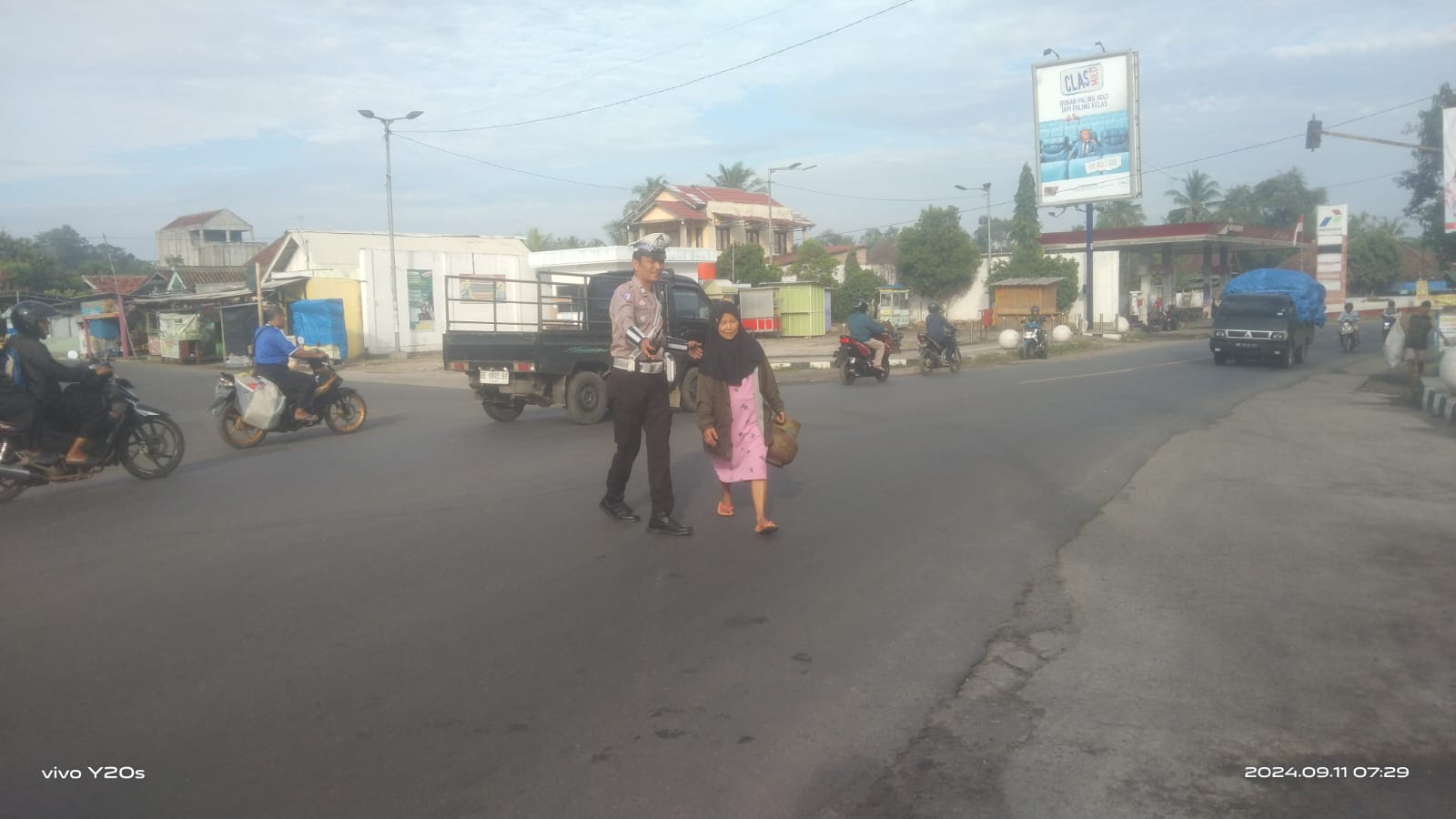 Kanit Patroli Polres Pesawaran, Atur Lalu Lintas dan Bantu Ibu-Ibu di Tengah Kemacetan
