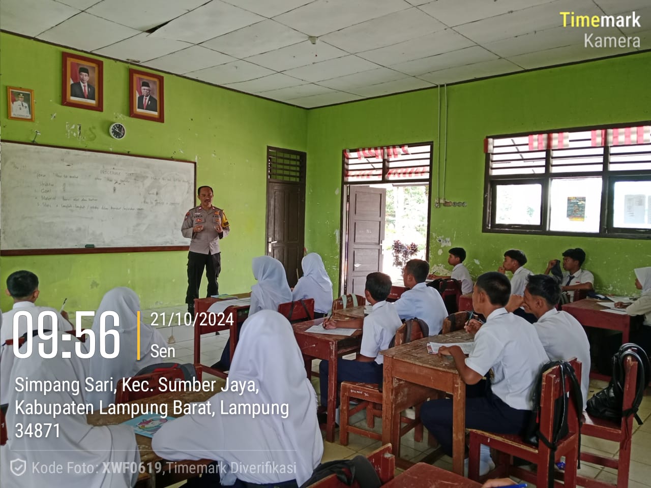 Bhabinkamtibmas Polsek Sumber Jaya Sosialisasi Kekerasan Seksual Terhadap Anak Di SMP N 2