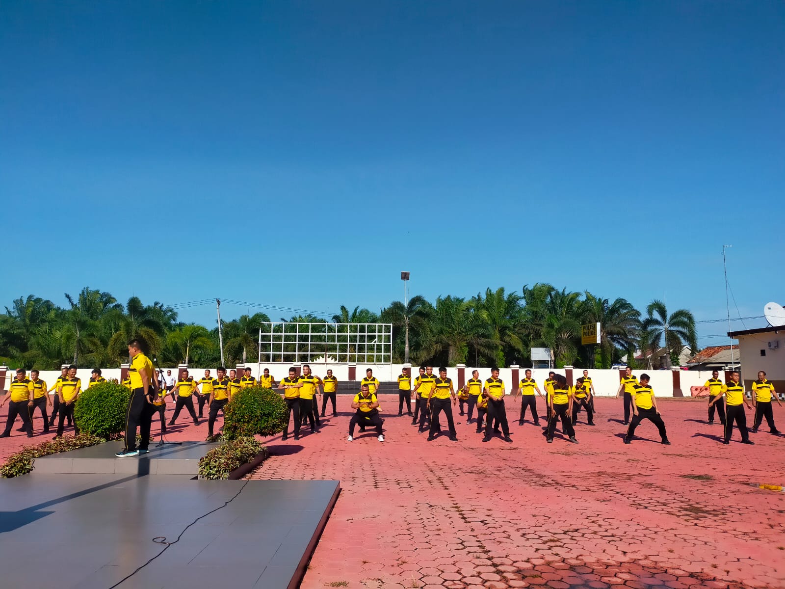 Personel Polres Mesuji Laksanakan Apel Pagi dan Olahraga Bersama Dipimpin Kasat Lantas polres mesuji