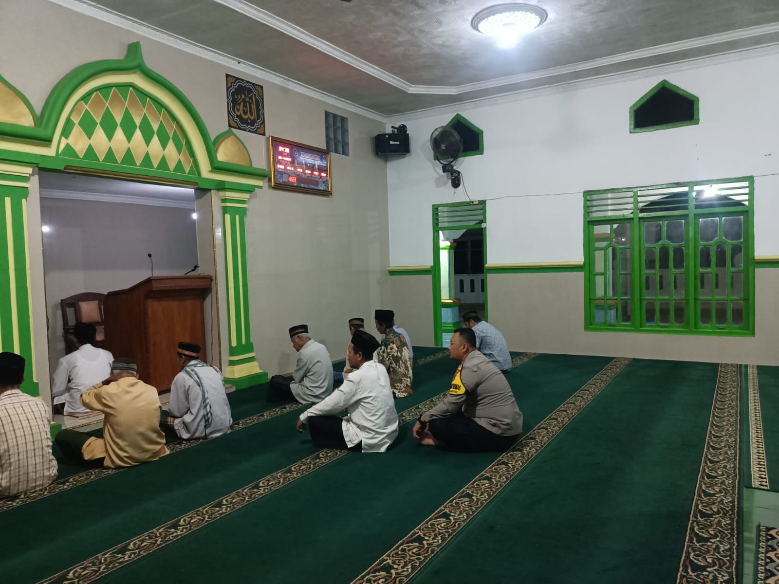 Bripka Agus Riyanto Tingkatkan Keamanan dengan Sholat Subuh Berjamaah di Masjid Al Huda