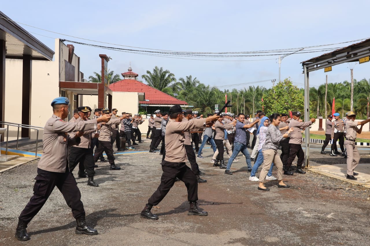 Personel Polres Mesuji Laksanakan Apel Pagi Dilanjutkan dengan Materi Sat Binmas yang Dipimpin Kasat Binmas