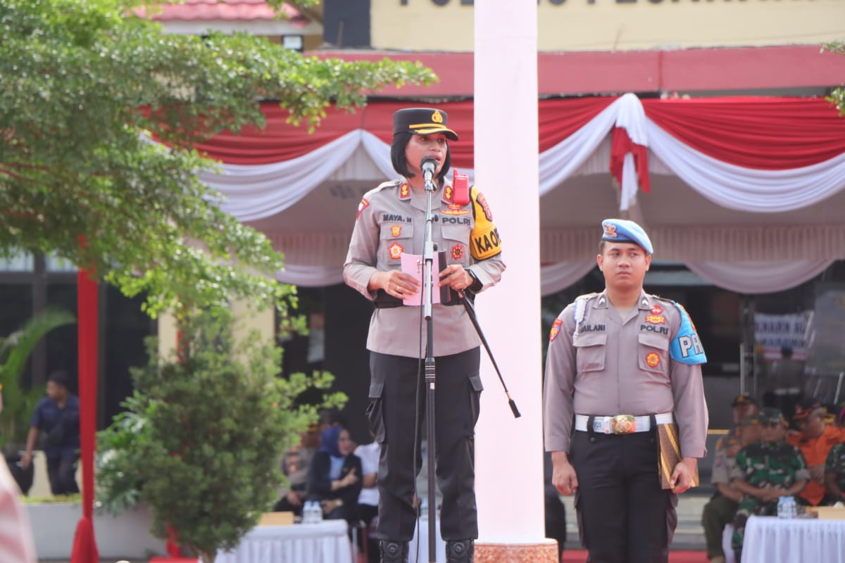 Kapolres Pesawaran Membagikan Buku Saku Pedoman Tugas Dan Netralitas Pilkada