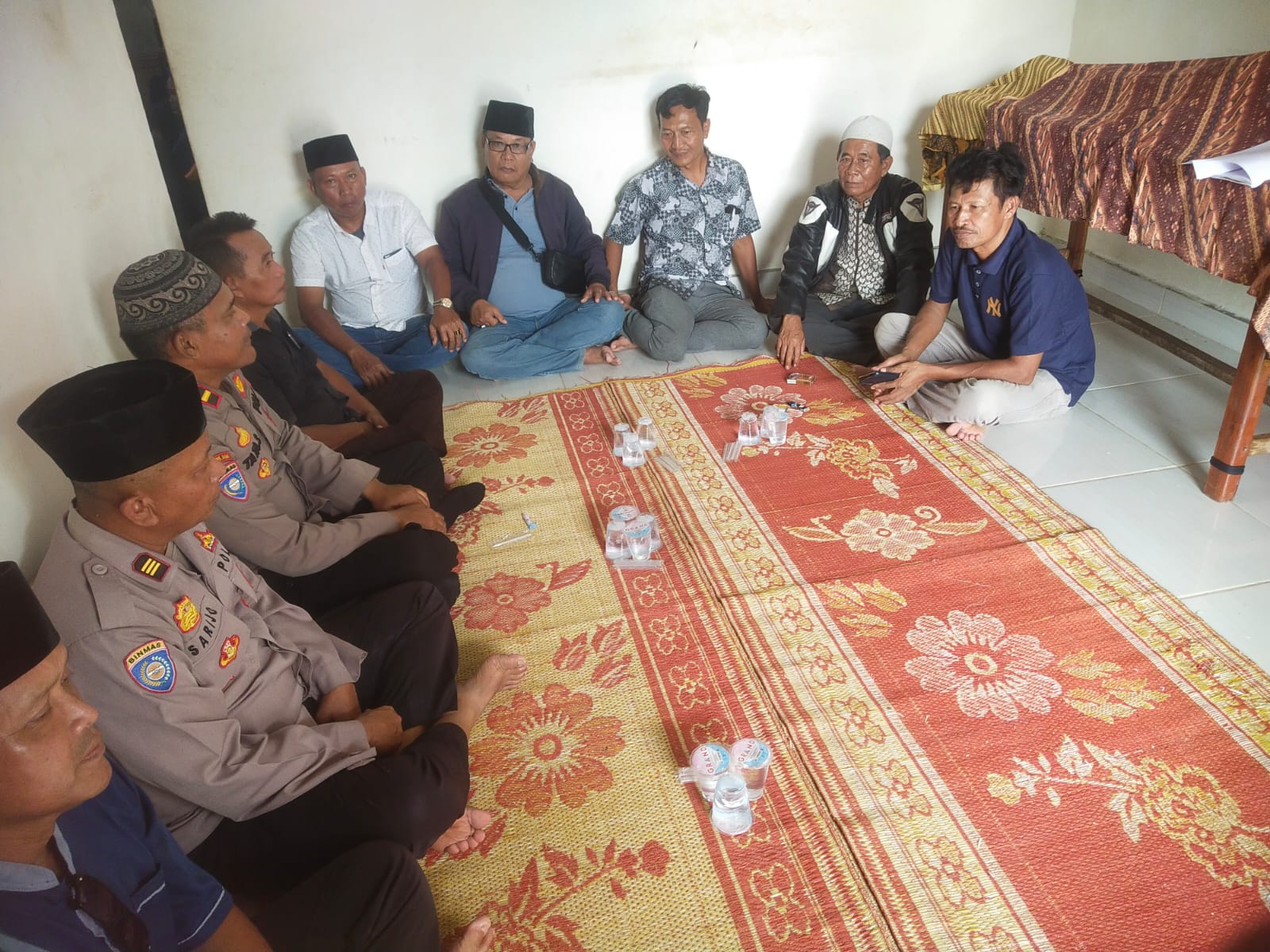 Kasat Binmas dan Kasi Humas Polres Mesuji Takziah ke Rumah Bapak Haryanto di Desa Wirabangun