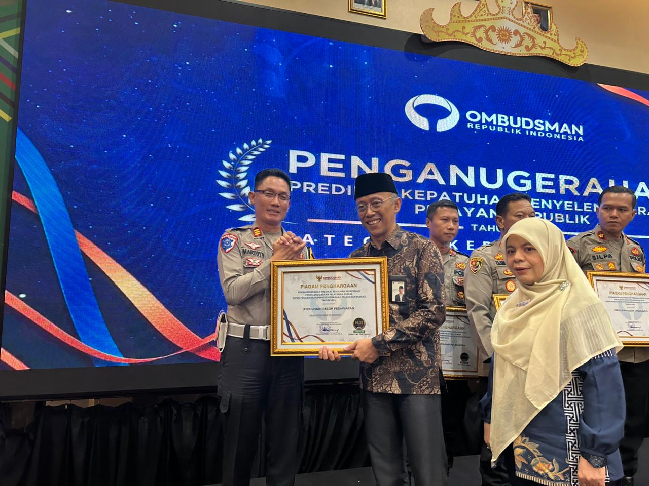 SATLANTAS POLRES PESAWARAN RAIH PENGHARGAAN PENGANUGERAHAN PREDIKAT KEPATUHAN PELAYANAN PUBLIK OLEH OMBUDSMAN LAMPUNG