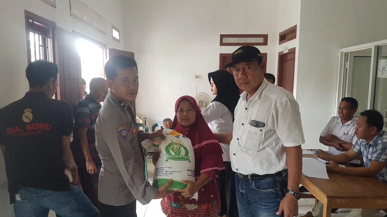Bhabinkamtibmas Polsek Tegineneng Bagikan Bantuan Beras dan Sampaikan Pesan Kamtibmas