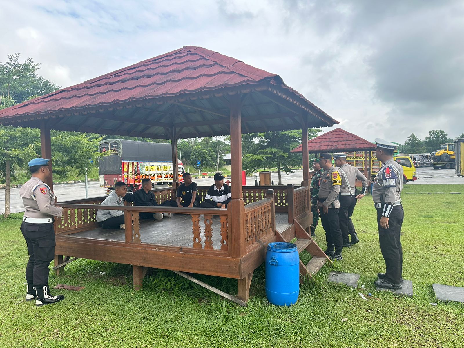 Pos Pelayanan Rest Area 234 Berikan Himbauan kepada Pengendara Selama Libur Nataru