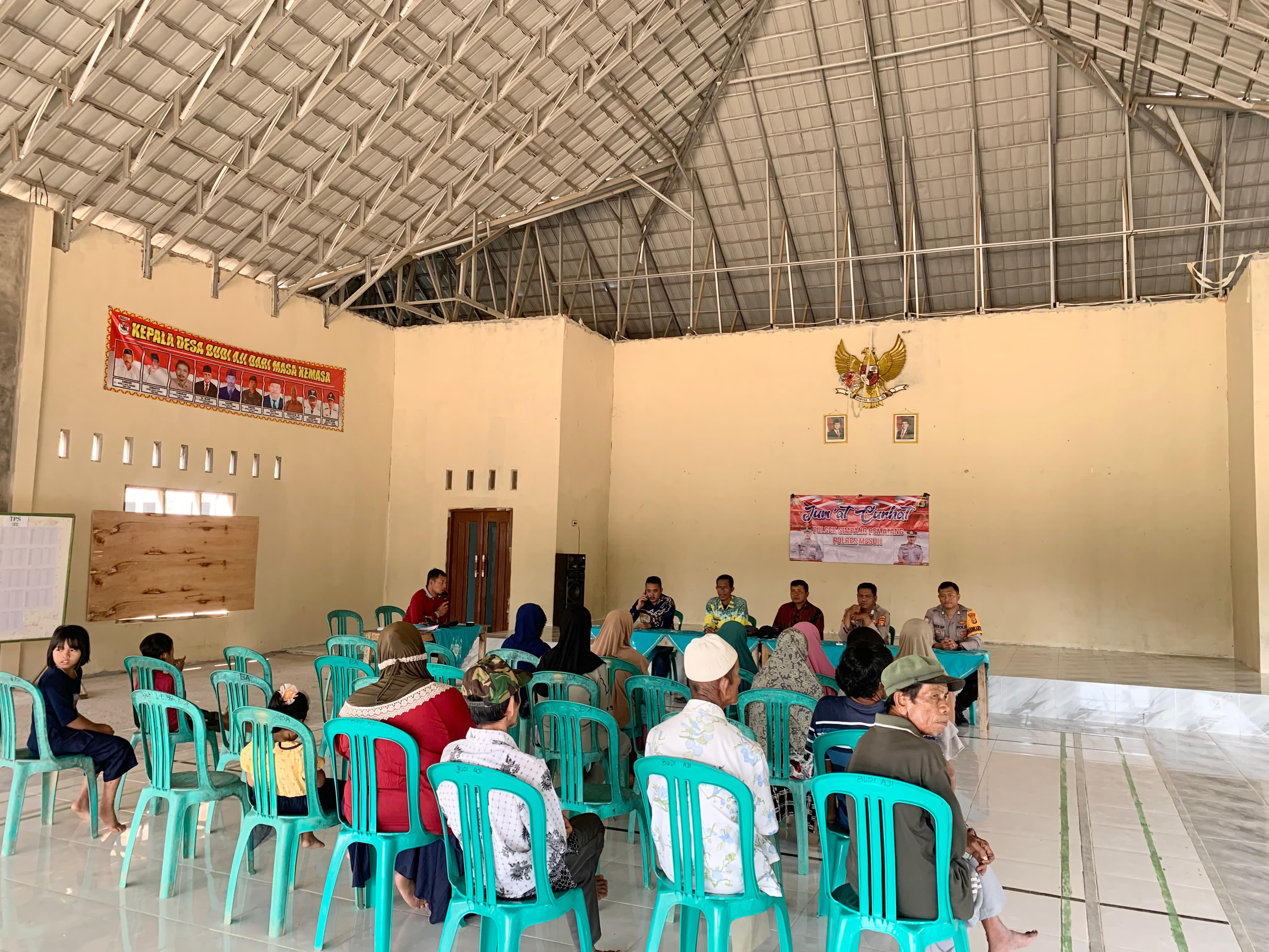 Personel Polsek Simpang Pematang Gelar Acara Jumat Curhat di Balai Desa Budi Aji