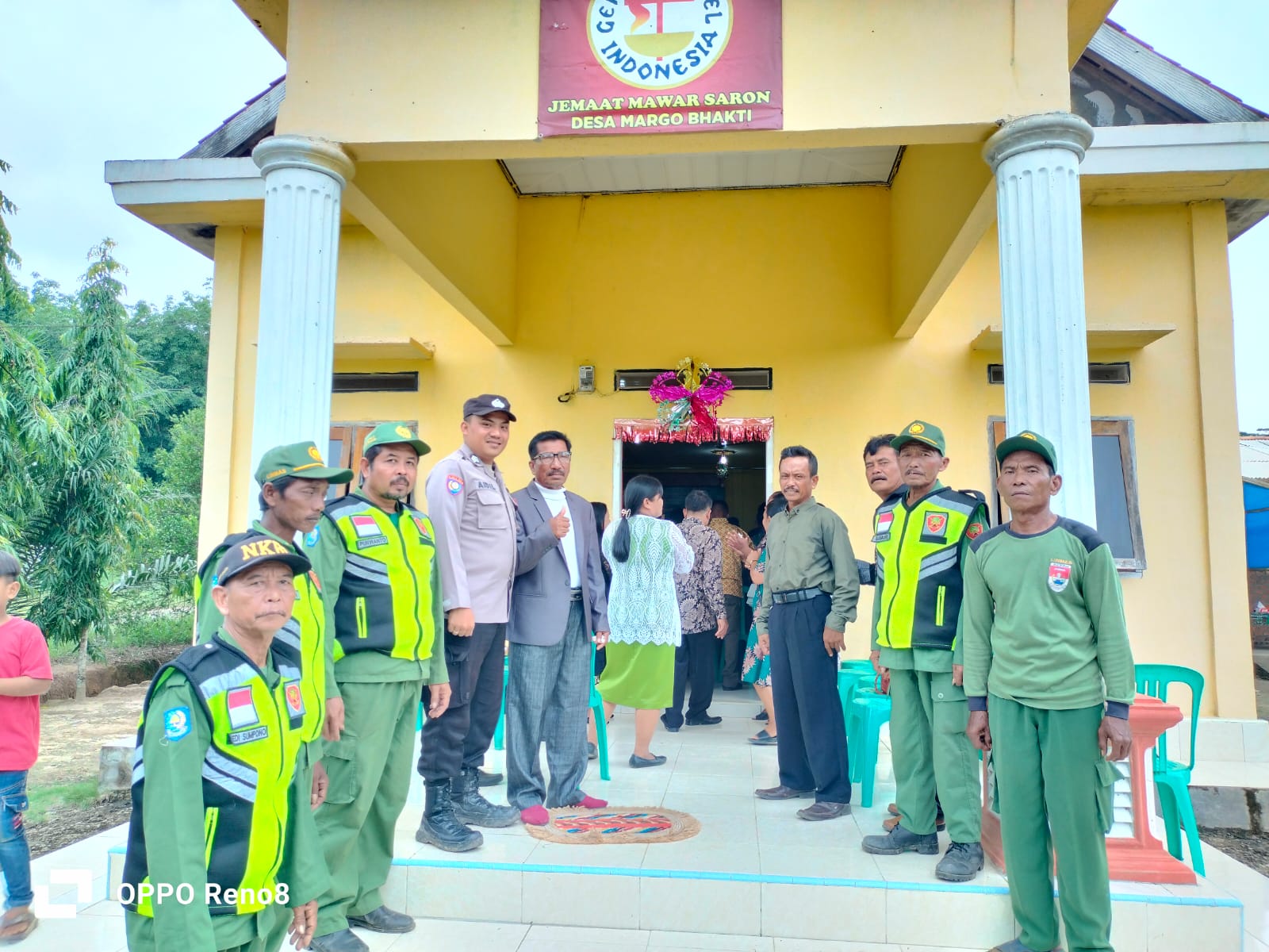 Bhabinkamtibmas Polsek Way Serdang Laksanakan Pengamanan Ibadah Umat Kristiani Menyambut Natal dan Tahun Baru 2025 di Gereja Bethel Indonesia Mawar Saron