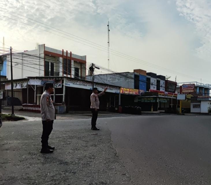 Personel Polsek Simpang Pematang Laksanakan Pam Rawan Pagi dan Gatur Lalu Lintas di Simpang Marbun dan Simpang Brabasan