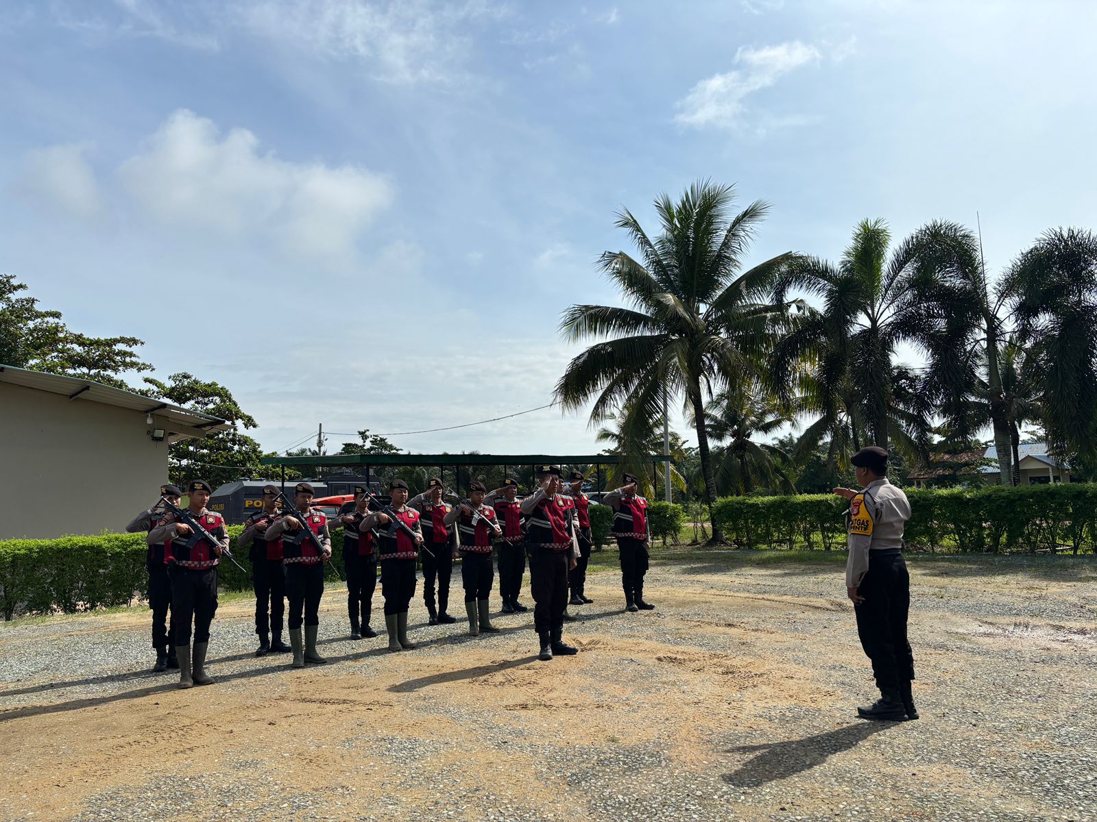 Kasat Intelkam Polres Mesuji Pimpin Apel Pengamanan di PT. Prima Alumga Pasca Penangkapan Pelaku Pencurian dan Kepemilikan Senpi