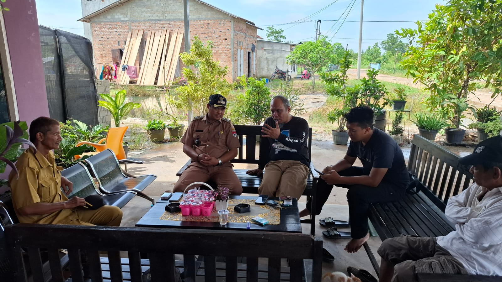 Unit Kamneg Sat Intelkam Polres Mesuji Lakukan Penggalangan Terhadap Kades dan Perangkat Desa Terkait Perkembangan Situasi Pasca Penangkapan di Desa Sungai Cambai