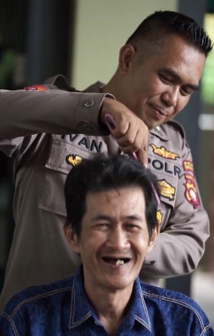 Perjuangan Panjang Aipda Irvan Rawat Lansia Terlantar di Singkawang