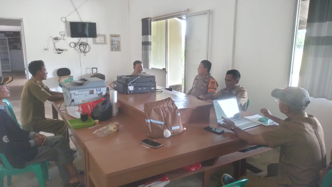 Bhabinkamtibmas Polsek Tanjung Raya Laksanakan Giat Sambang dan Cooling System kepada Kepala Desa serta Perangkat Desa Sriwijaya, Sampaikan Pesan Kamtibmas