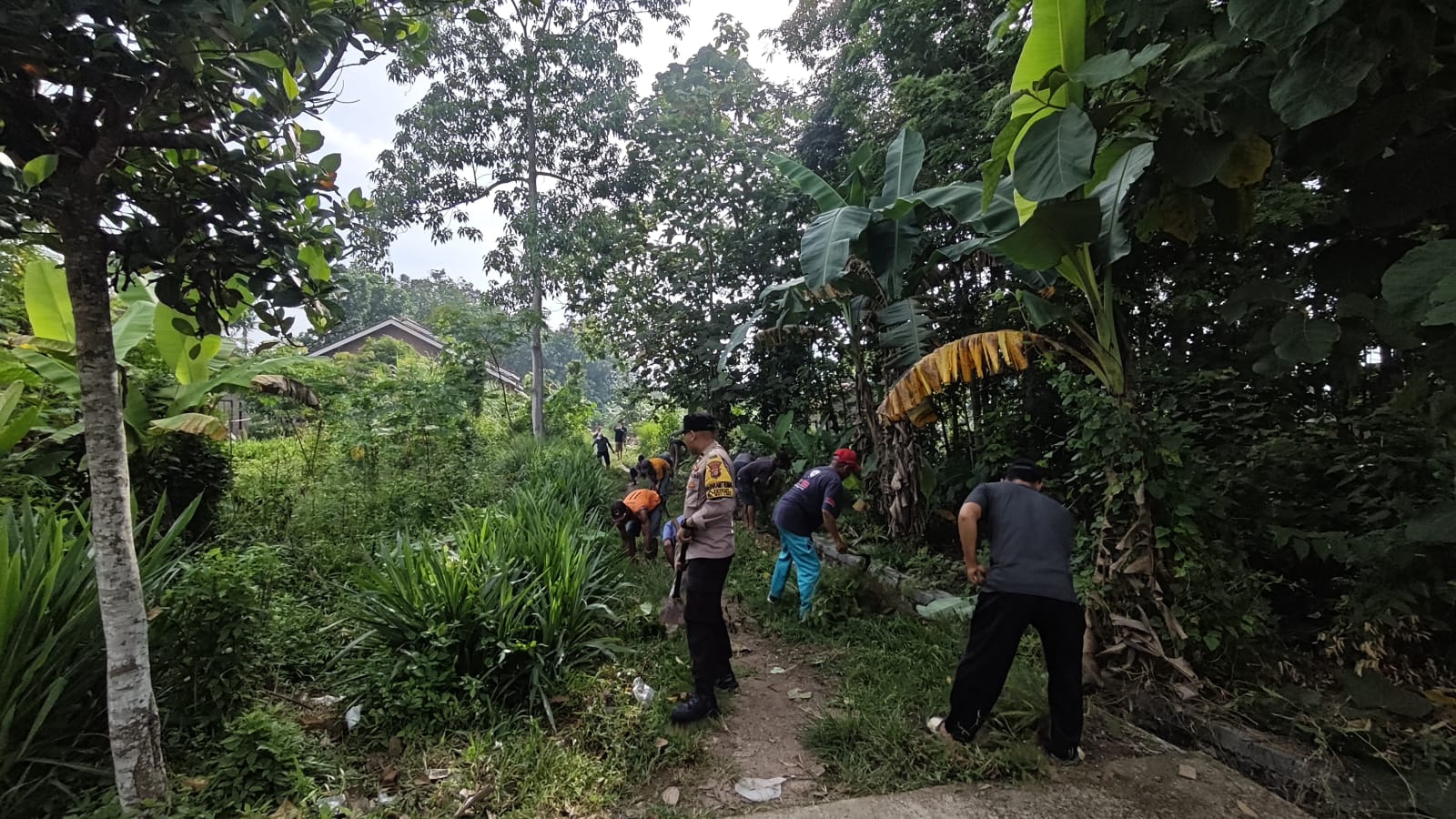 Bhabinkamtibmas Polsek Kedondong Gotong Royong Bersama Masyarakat di Dusun Pertanen