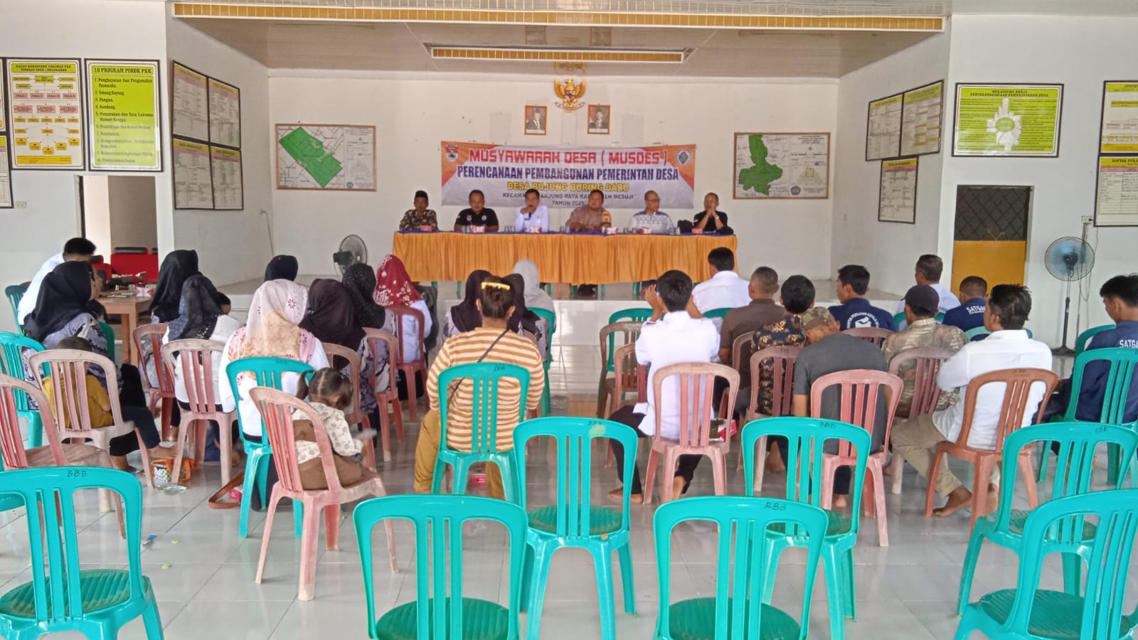 Bhabinkamtibmas Polsek Tanjung Raya Hadiri Musyawarah Perencanaan Pembangunan Desa, Sampaikan Pesan Kamtibmas di Balai Desa Bujung Buring dan Bujung Buring Baru