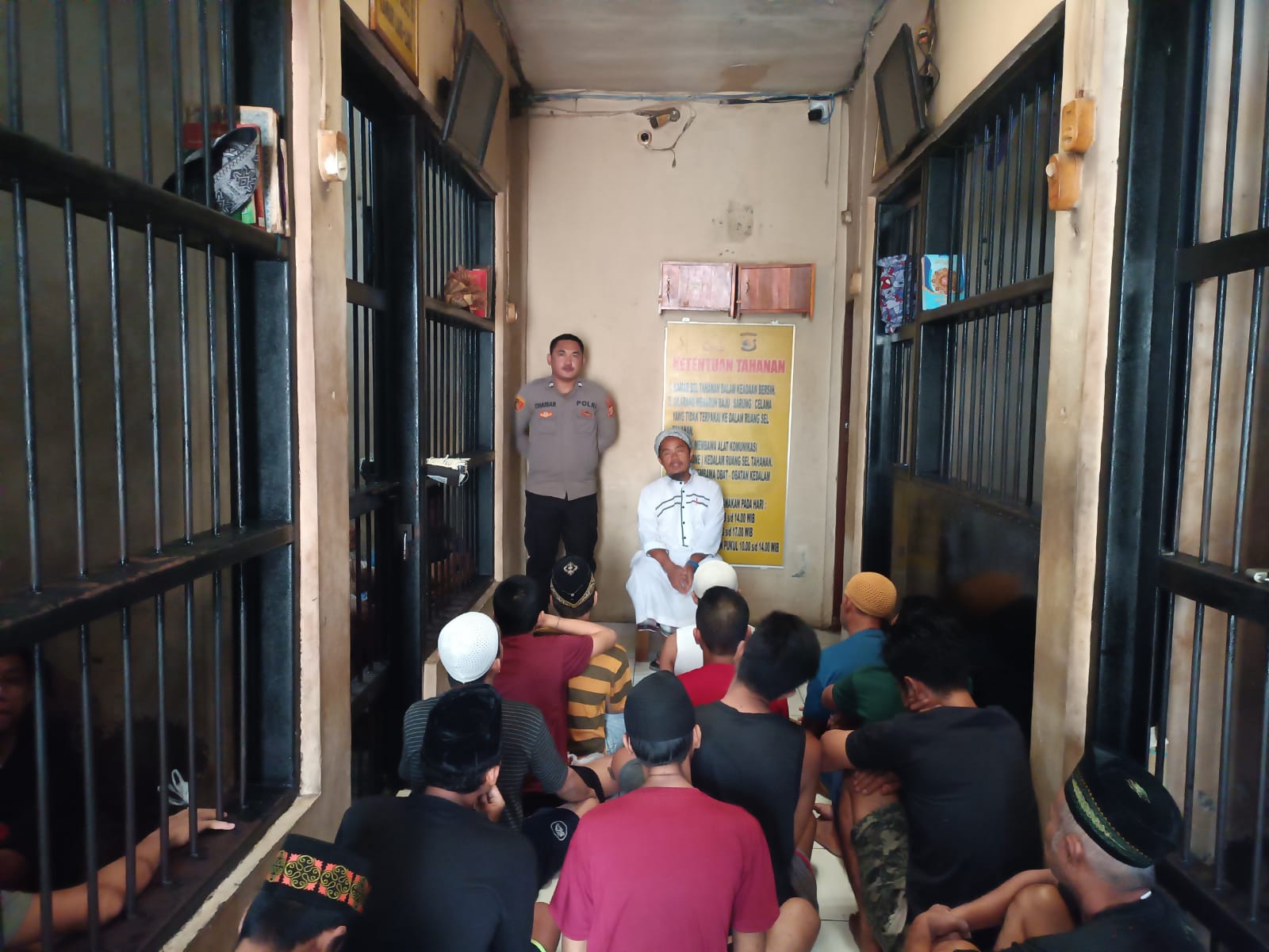 Sat Tahti Polres Mesuji Laksanakan Pengawasan kepada Tahanan yang Sedang Mendengarkan Tausiah di Ruang Sel