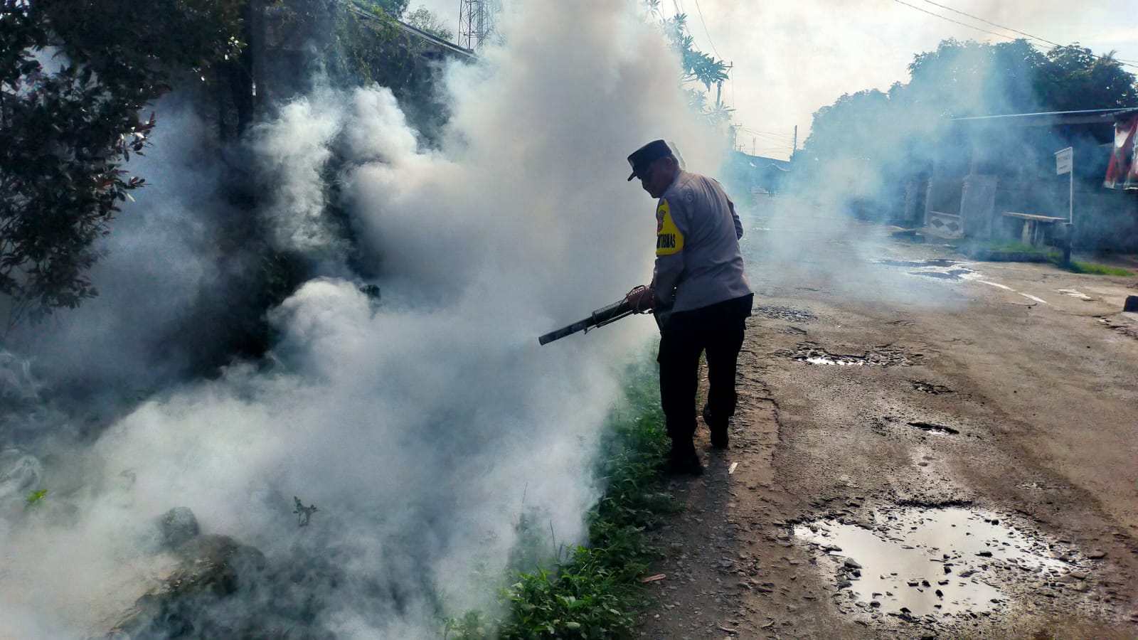 Minimalisir DBD, Polsek Pekalongan Seprot Fogging Rumah Warga