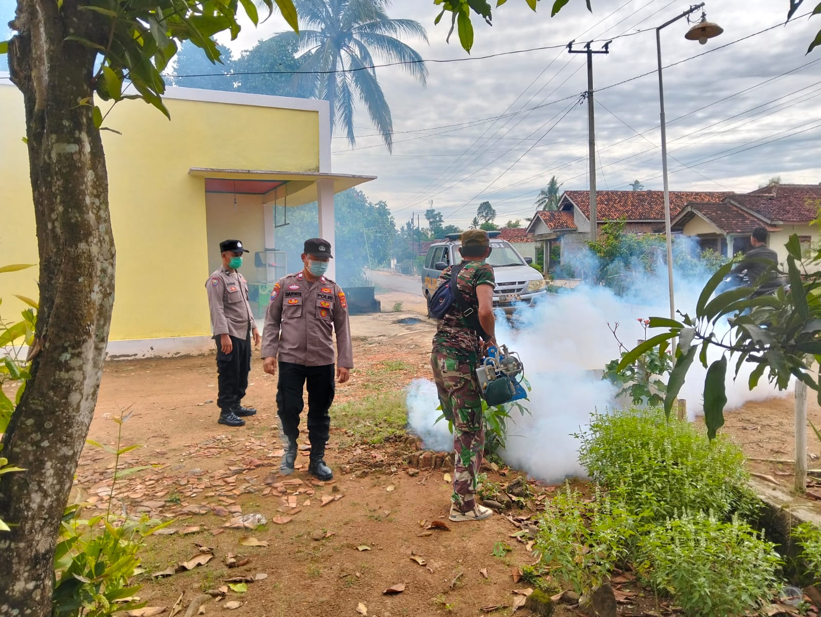 DBD Merebak !! Polsek Tegineneng dan Aparatur Desa Gerning Lakukan Fogging Massal