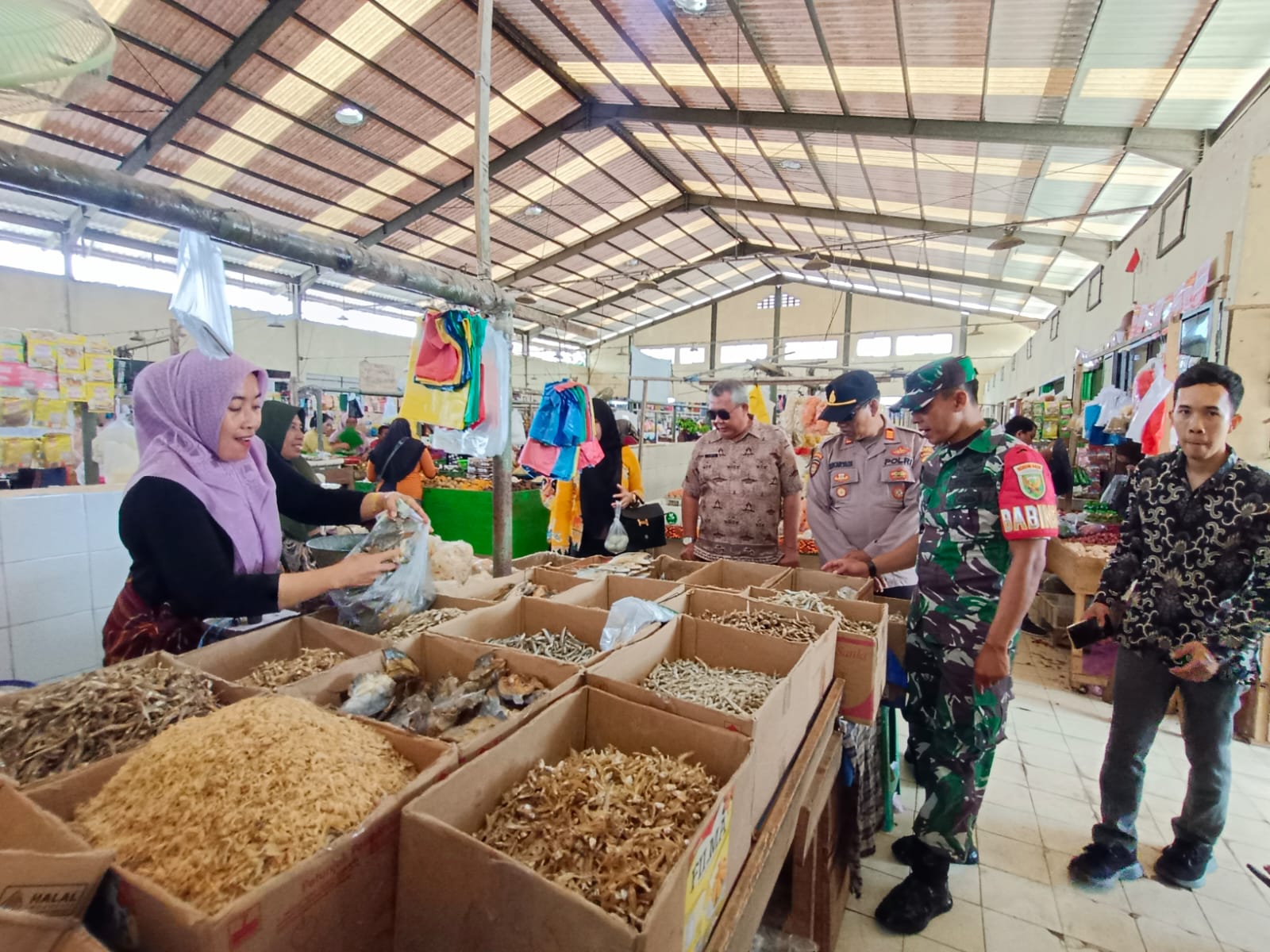 Polsek Labuhan Ratu Bersama Uspika Cek Ketersediaan dan Harga Sembako di Pasar Tridatu