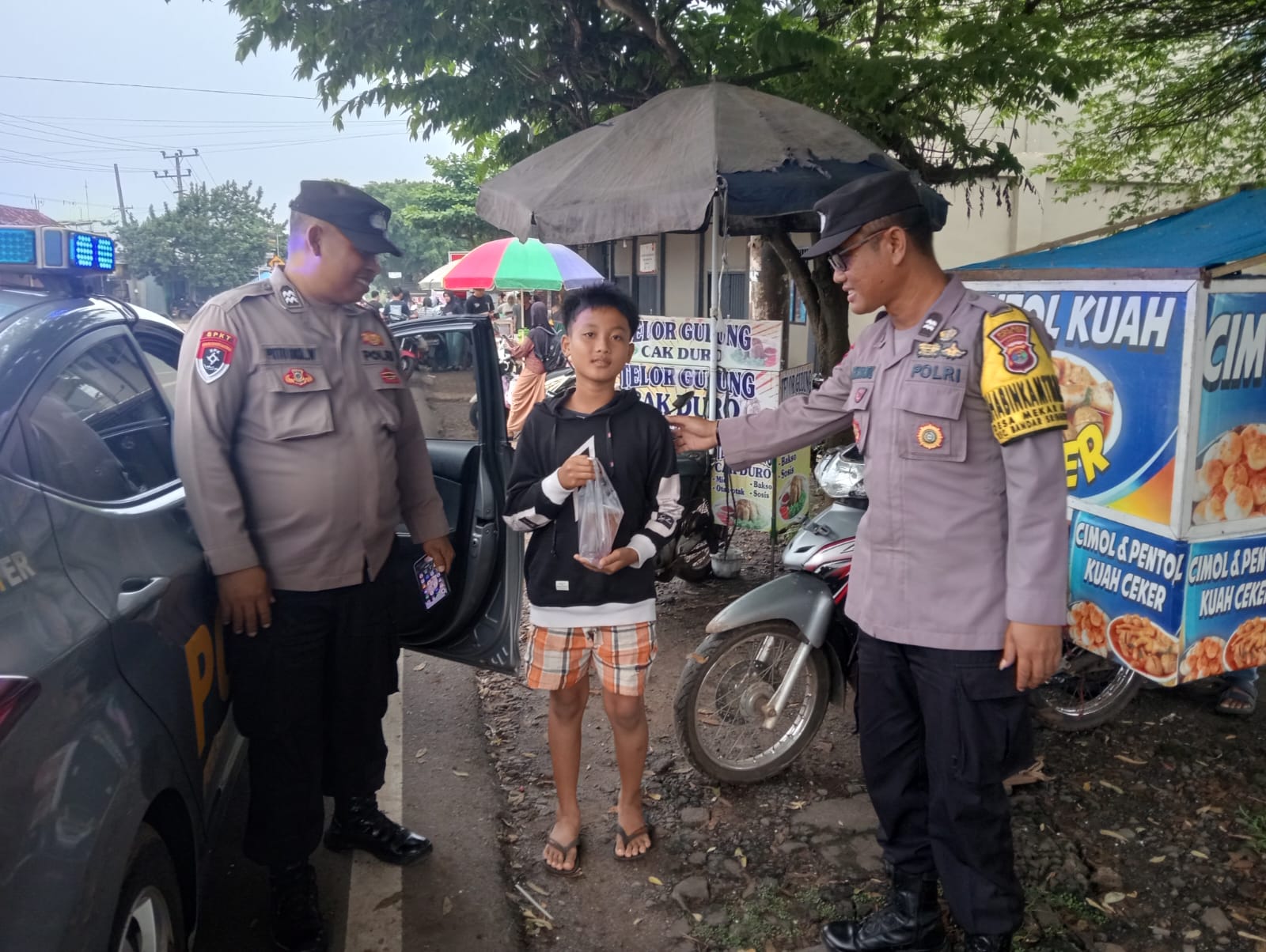 Polsek Bandar Sribhawono Bagikan Takjil kepada Masyarakat di Jalan Ir. Sutami