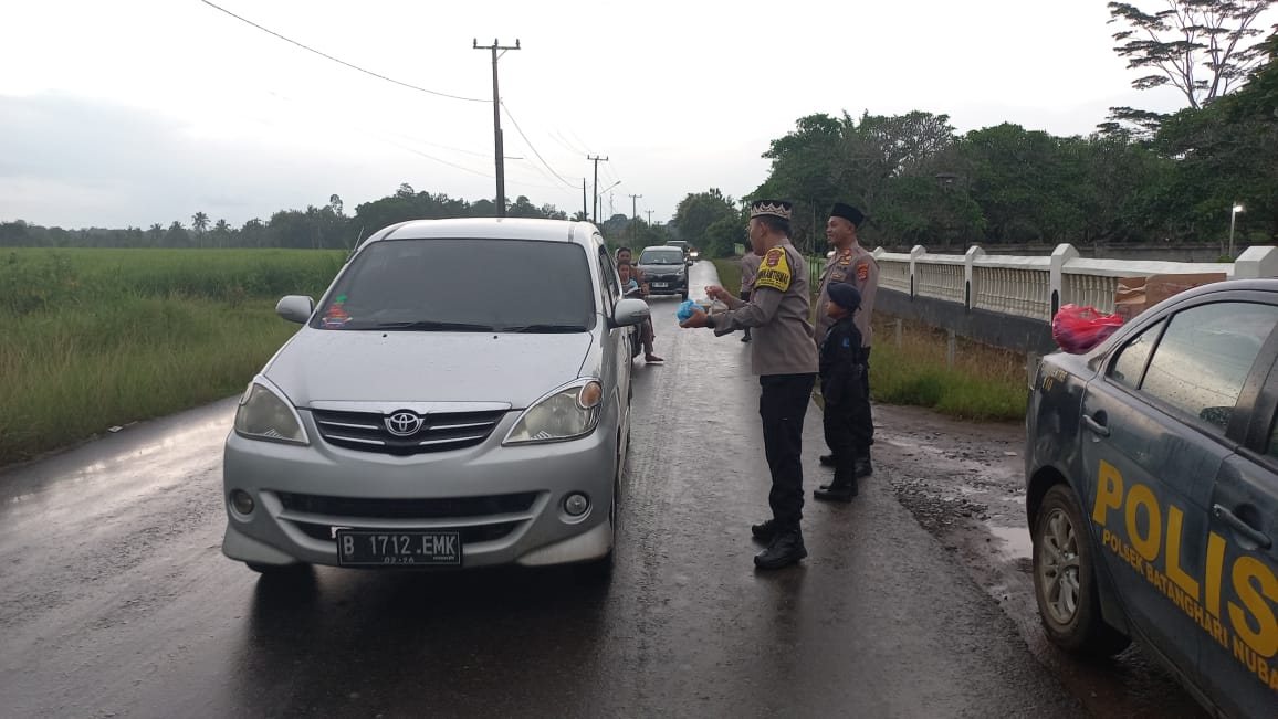 Polsek Batanghari Nuban Bagikan Takjil kepada Pengendara di Depan Mako