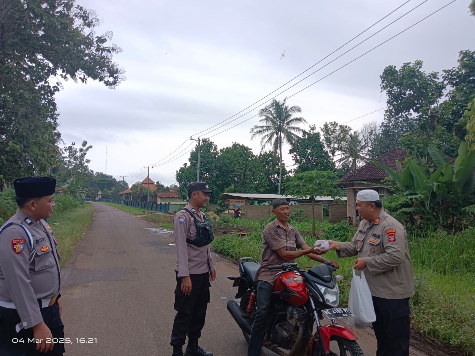 Polsek Melinting Bagikan Takjil kepada Pengendara di Jalan Umum Pangeran Iro Kusumo