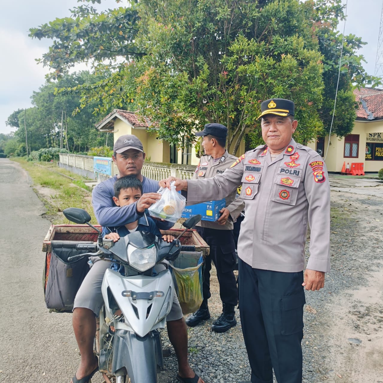 Polsek Sukadana Bagikan Takjil kepada Pengendara di Pasar Sukadana