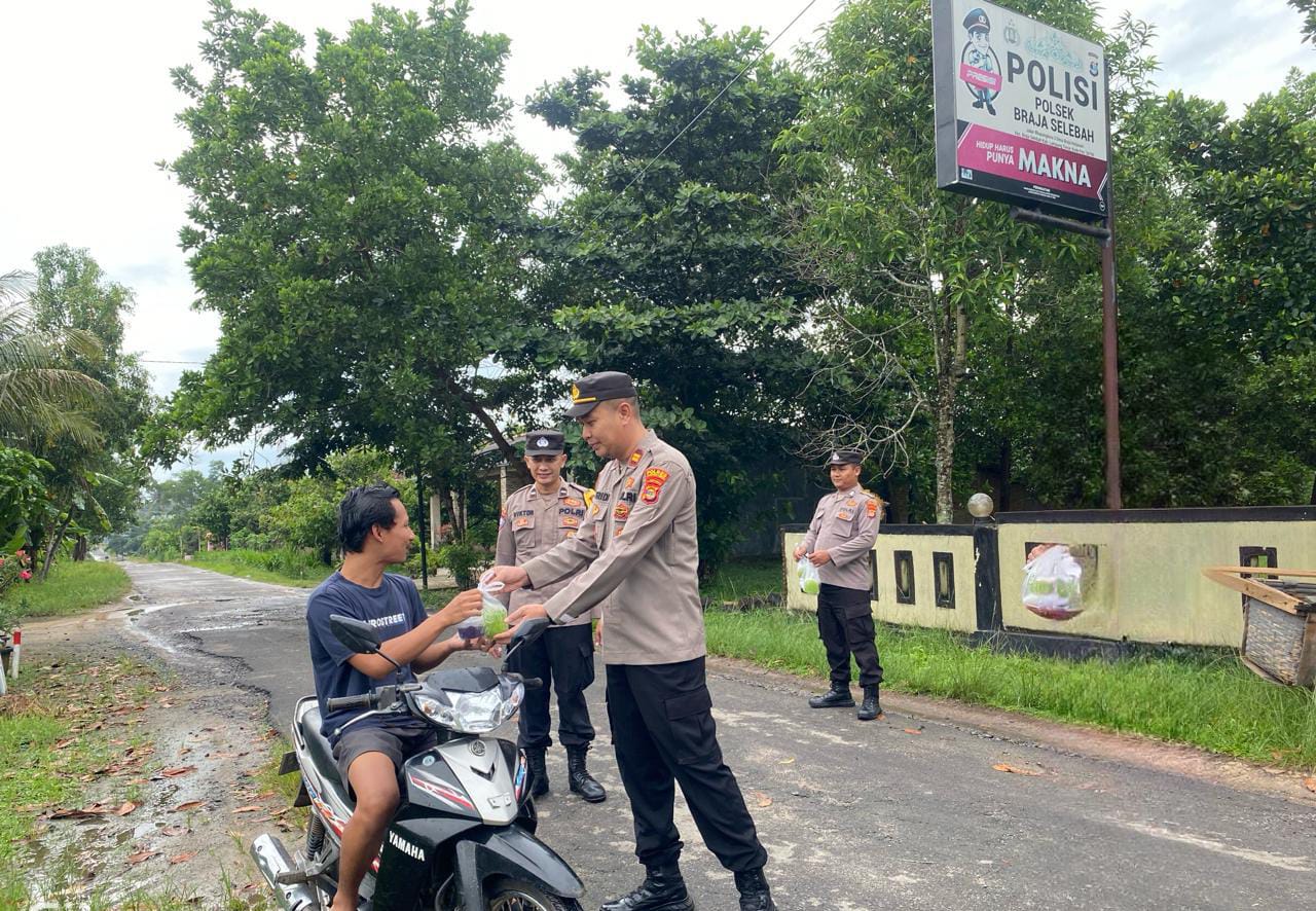 Polsek Braja Selebah Bagikan Takjil kepada Masyarakat di Depan Mako