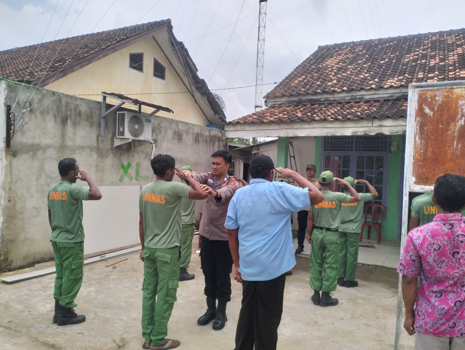 Bhabinkamtibmas Polsek Sekampung Udik Berikan Pelatihan kepada Linmas