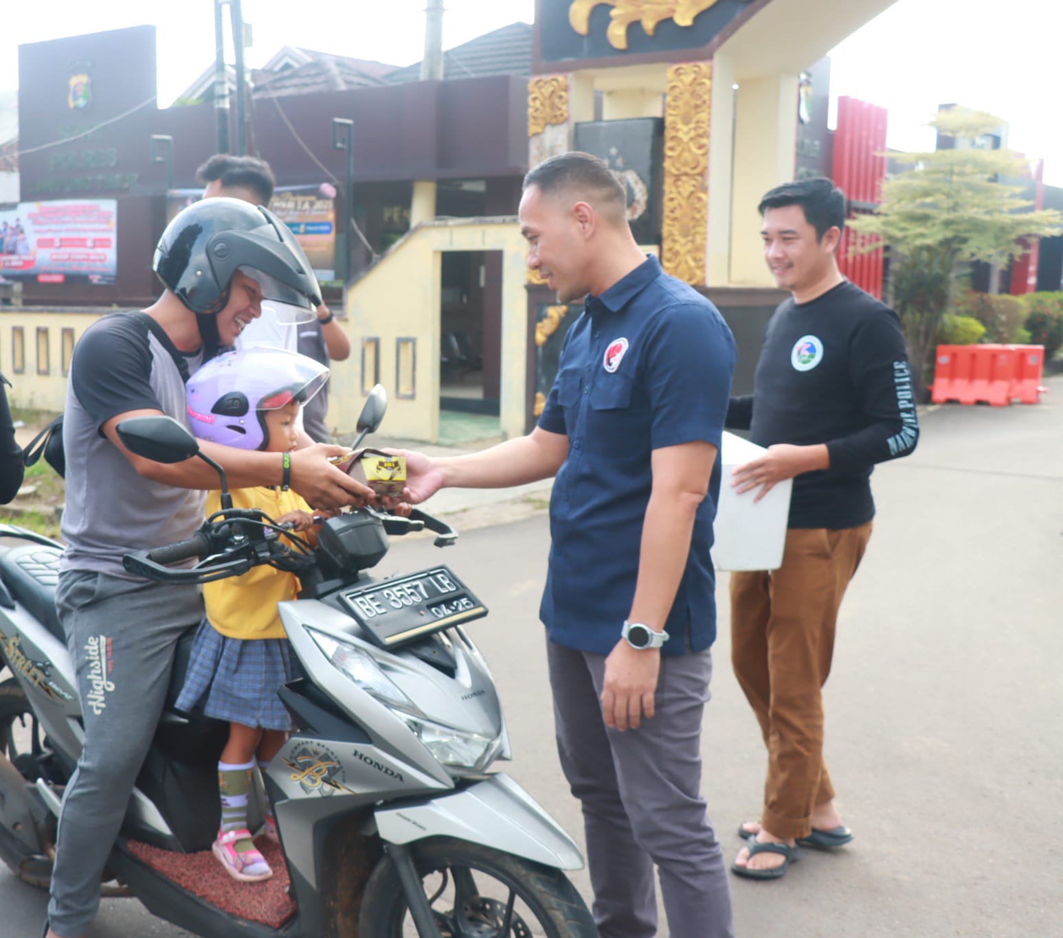 "Ramadhan Berbagi, Sat Narkoba Polres Lampung Timur Bagikan Takjil kepada Pengendara"