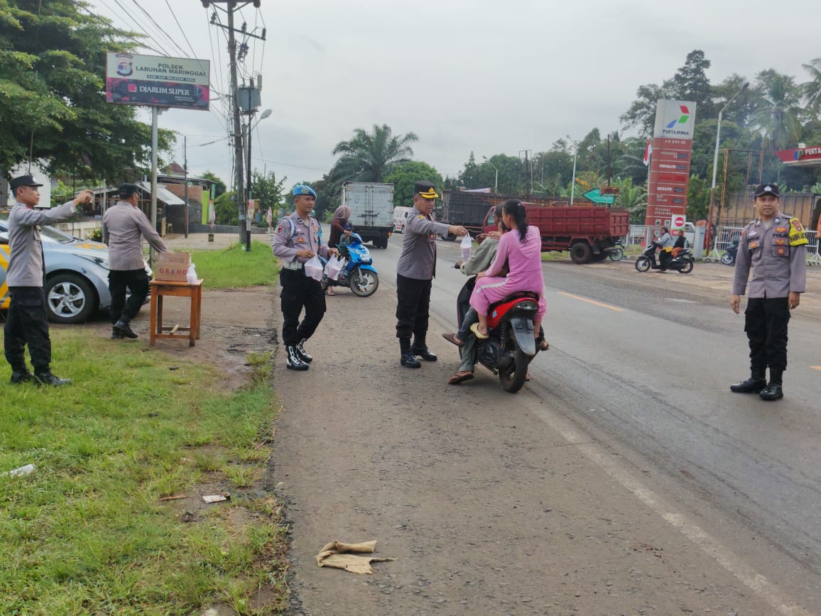 Ramadhan Berbagi, Polsek Labuhan Maringgai Bagikan Takjil kepada Masyarakat