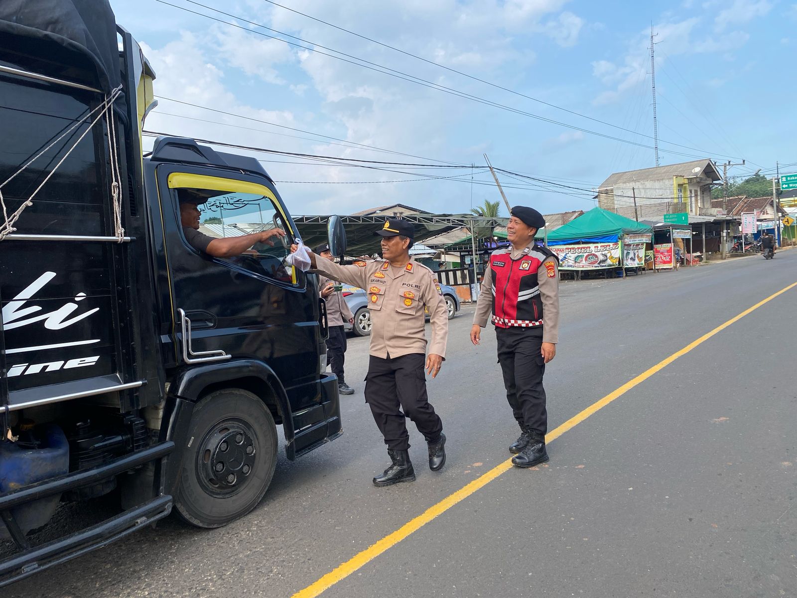 Jelang Berbuka, Polsek Labuhan Ratu Bagikan Takjil kepada Masyarakat Yang Melintas