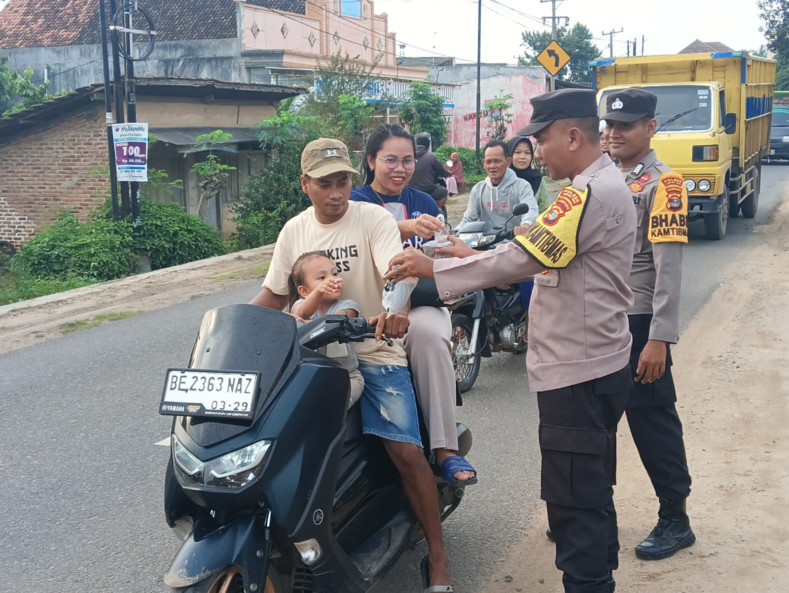 Polsek Metro Kibang Bagikan Takjil kepada Masyarakat Yang Melintas