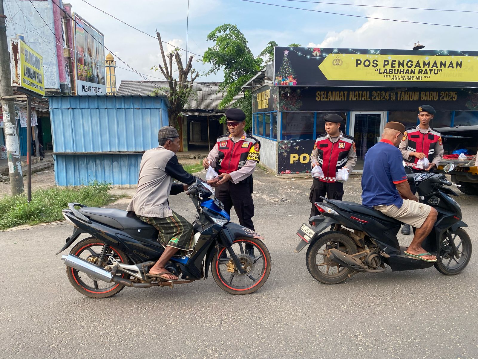Sat Samapta Polres Lampung Timur Bagikan Takjil kepada Pengendara dibulan Ramadhan