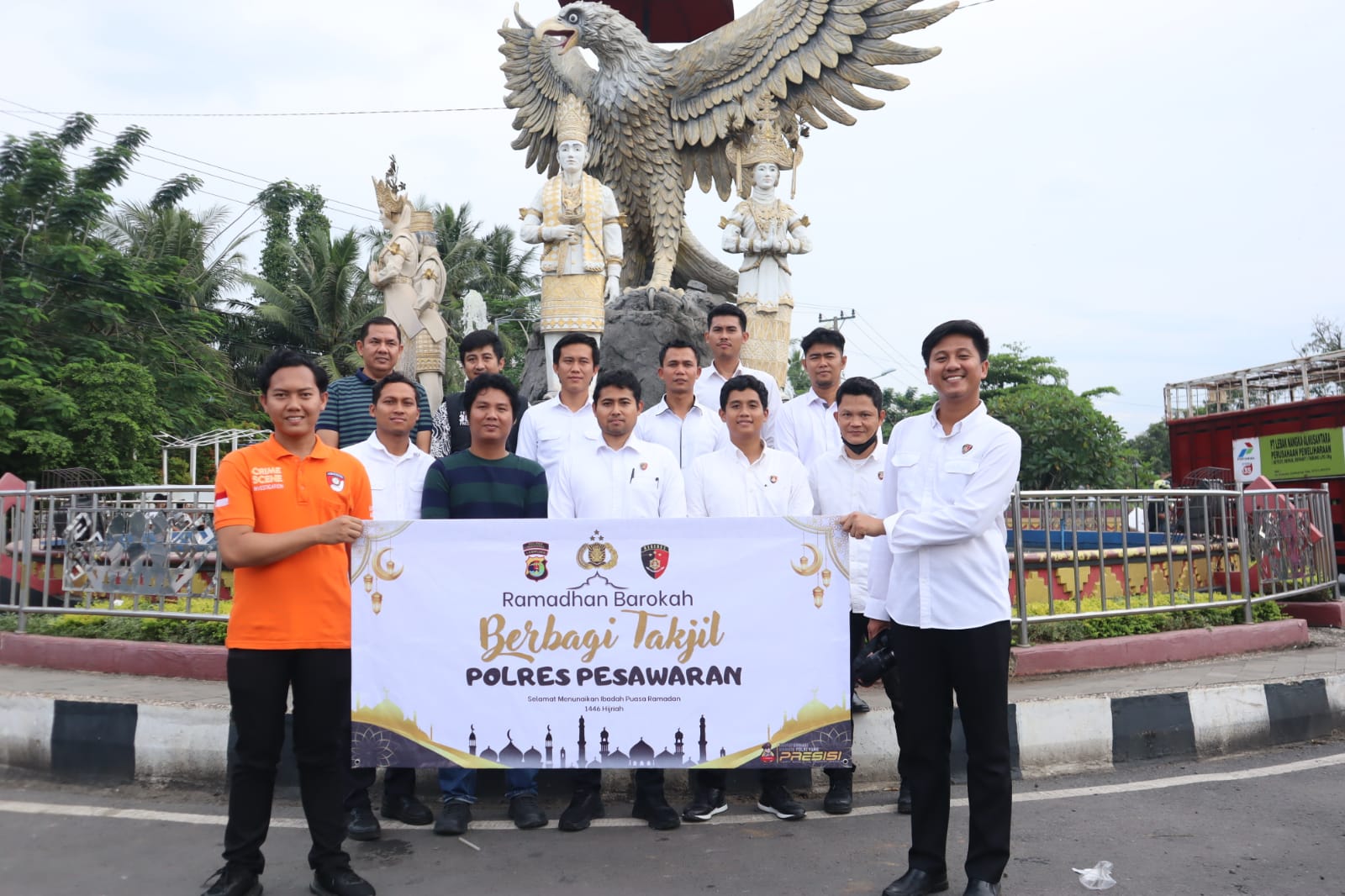 Ramadhan Berkah: Satreskrim Polres Pesawaran Bagi Ratusan Takjil Kepada Pengendara