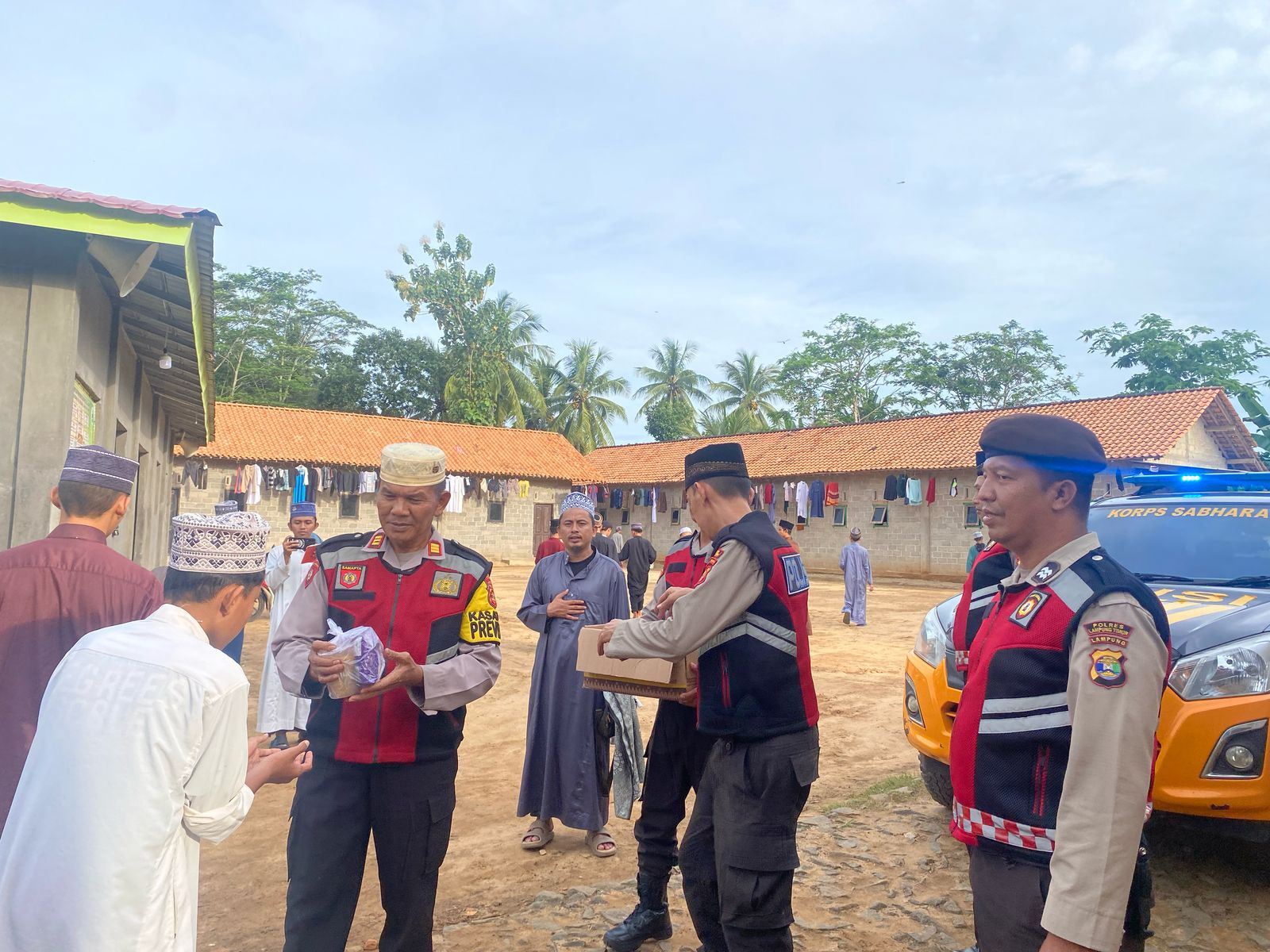 Sat Samapta Polres Lampung Timur Bagikan Puluhan Takjil di Pondok Pesantren Al-Kahfi