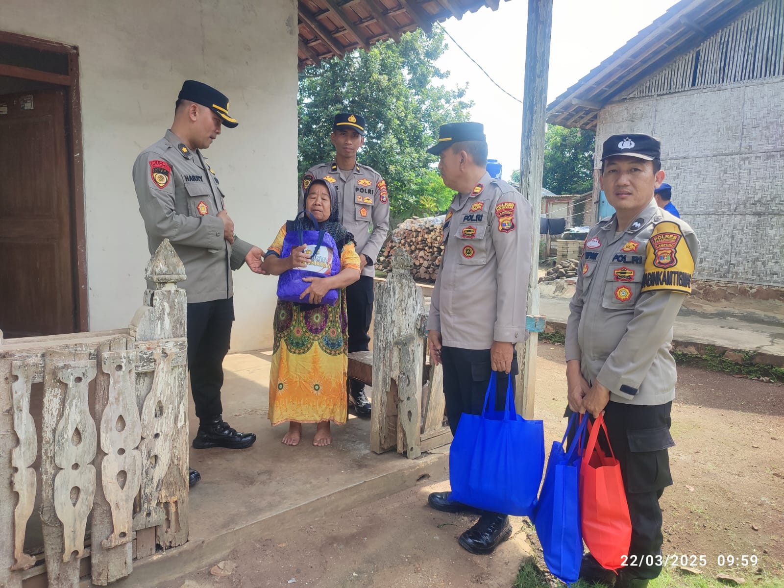 Polres Pesawaran Hadir untuk Masyarakat, Bagikan Sembako Gratis untuk Warga yang Membutuhkan Jelang Hari Raya Idul Fitri