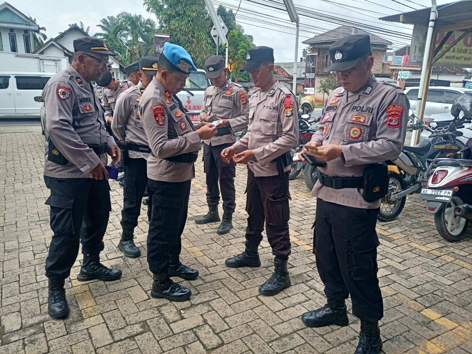 Si Propam Polres Lampung Timur Pengecekan Kelengkapan Personel di Pospam dan Pos Yan Ops Ketupat Krakatau 2025
