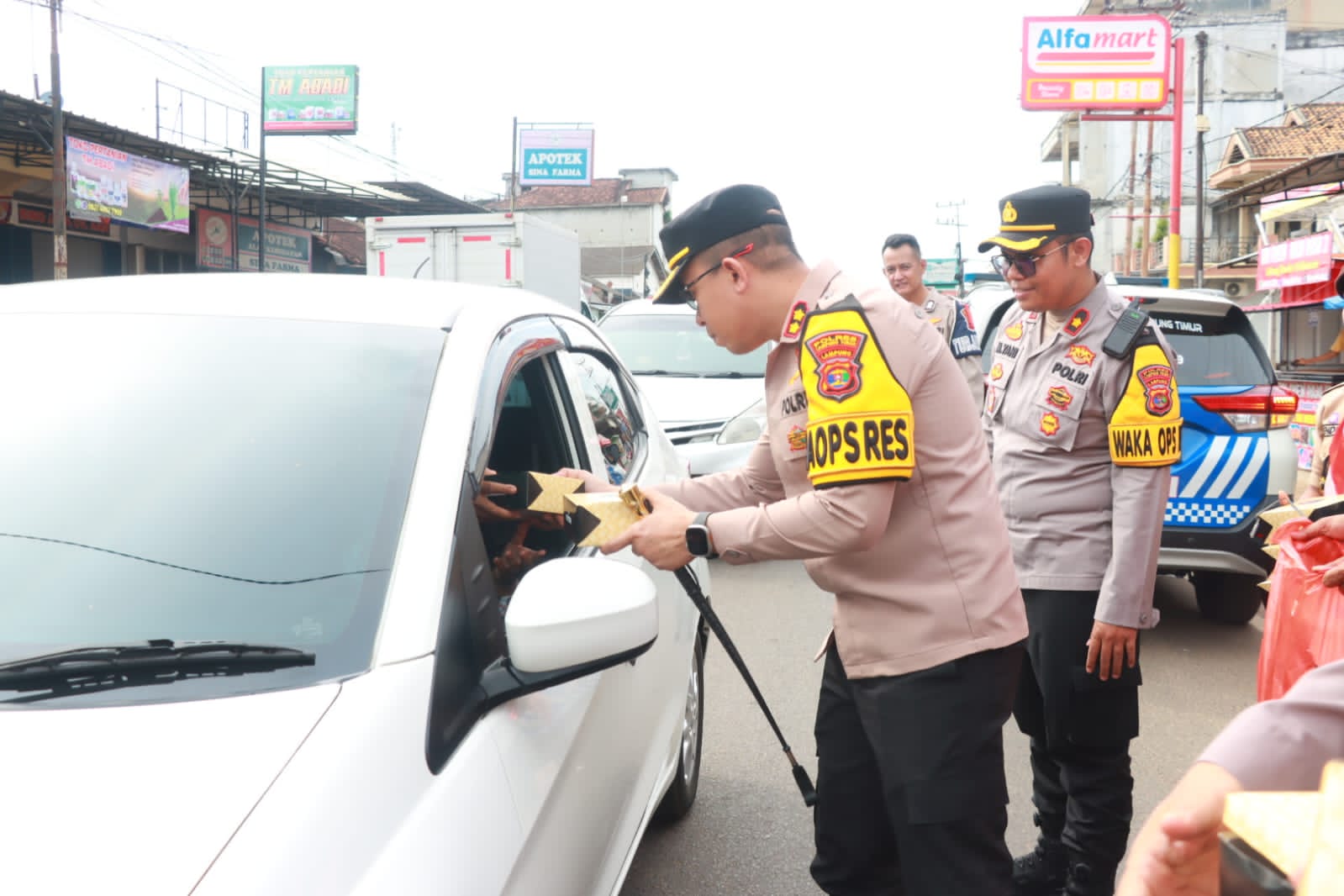 Kapolres Lampung Timur Bagikan Takjil sebagai Wujud Kepedulian terhadap Pengendara Mudik Lebaran