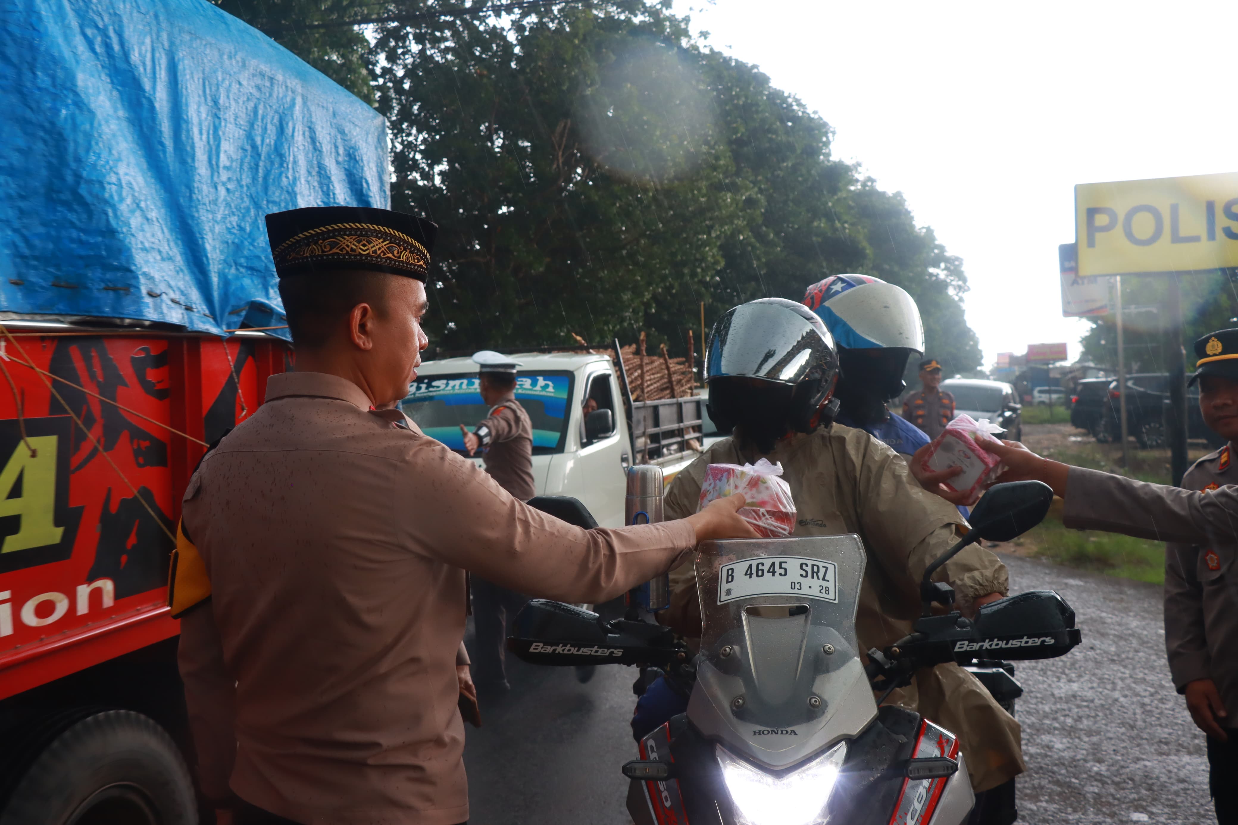 Berkah Ramadhan Kapolres Lampung Timur bagikan takjil kepada pengendara