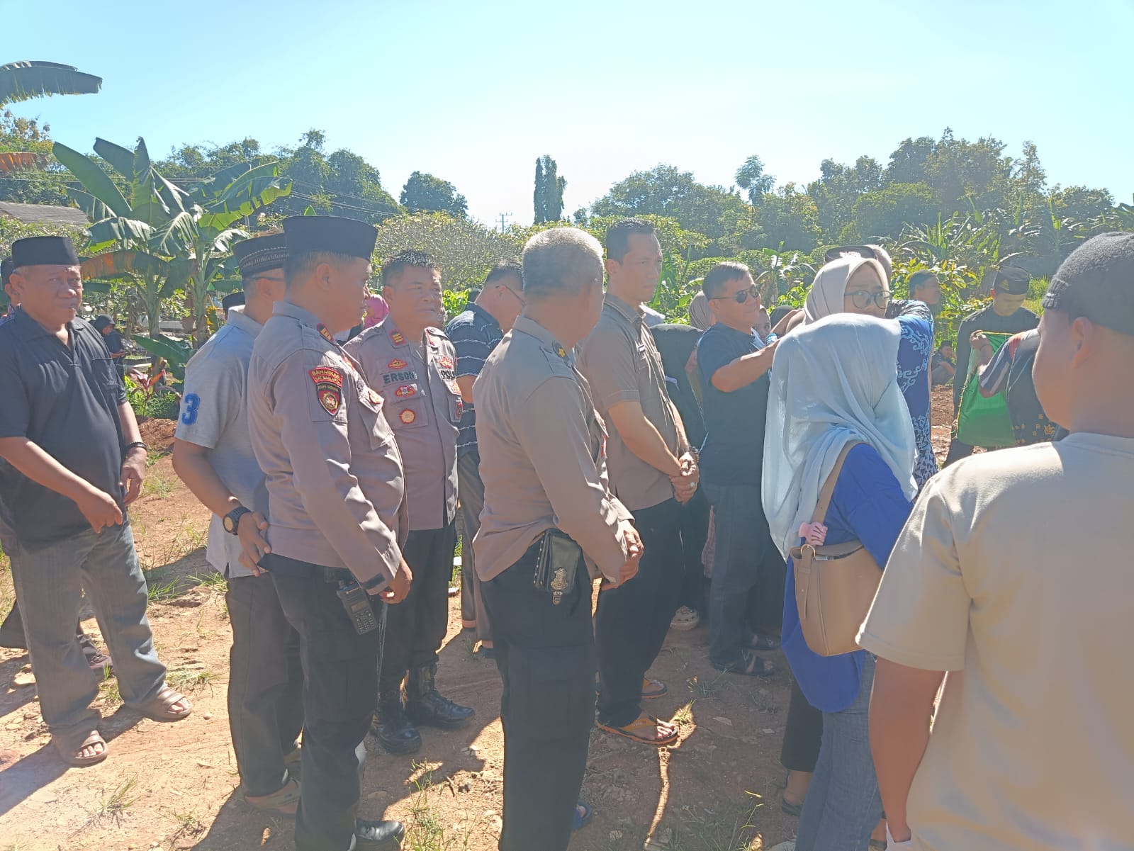 Personel Polsek Batanghari Takziah ke Rumah Duka Warga yang Meninggal Dunia