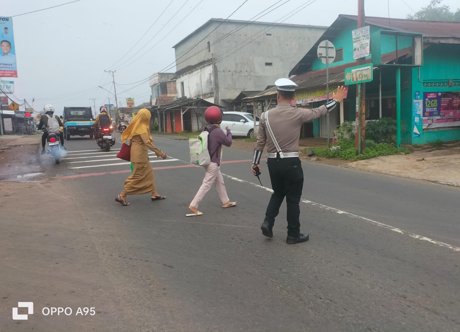 Satlantas Polres Pesawaran Tunjukkan Aksi Humanis di Pagi Hari, Kawal Pejalan Kaki dan Atur Lalu Lintas Padat di Pasar Wiyono