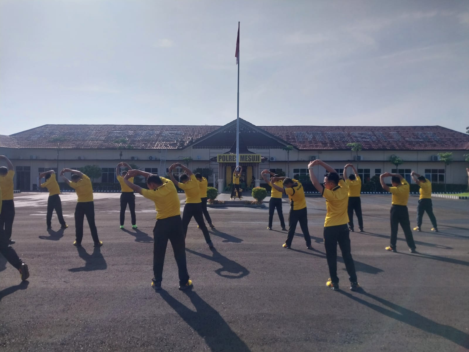KAPOLRES MESUJI PIMPIN OLAHRAGA PAGI RUTIN BERSAMA PERSONEL DI MAPOLRES MESUJI