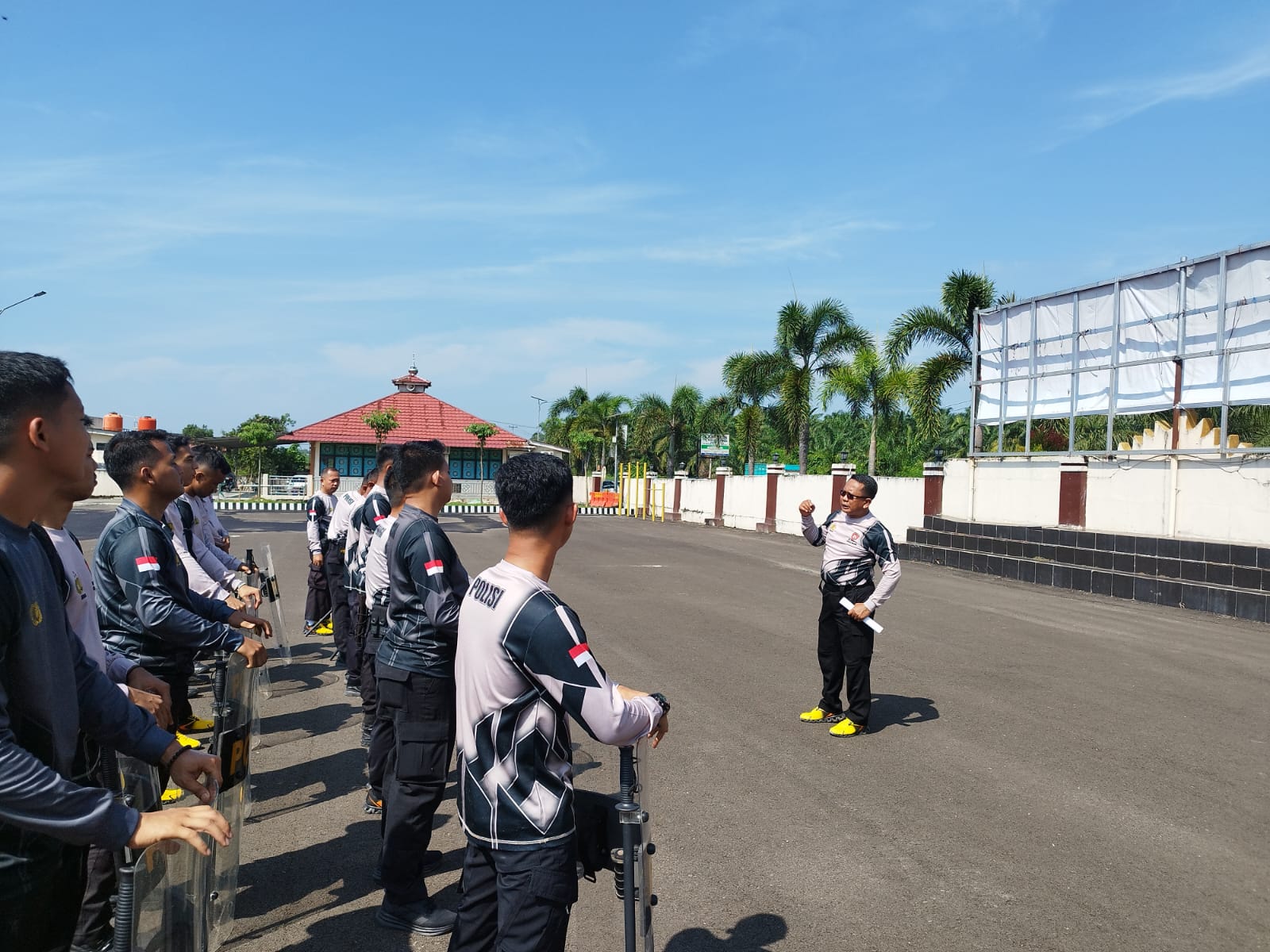 KASAT SAMAPTA POLRES MESUJI AKP YUSMAWARDI, S.H BERIKAN PELATIHAN PENANGANAN UNJUK RASA KEPADA ANGGOTA SAT SAMAPTA DAN POLSEK JAJARAN