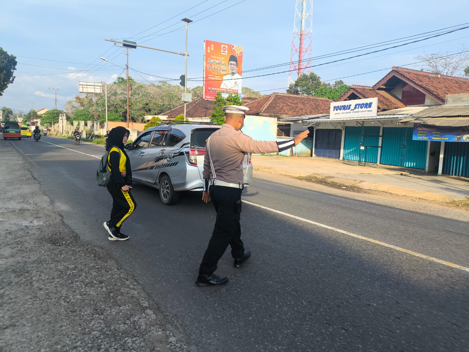 Sat Lantas Polres Pesawaran Dampingi Pelajar Menyeberang, Wujud Nyata Polisi Hadir di Tengah Masyarakat