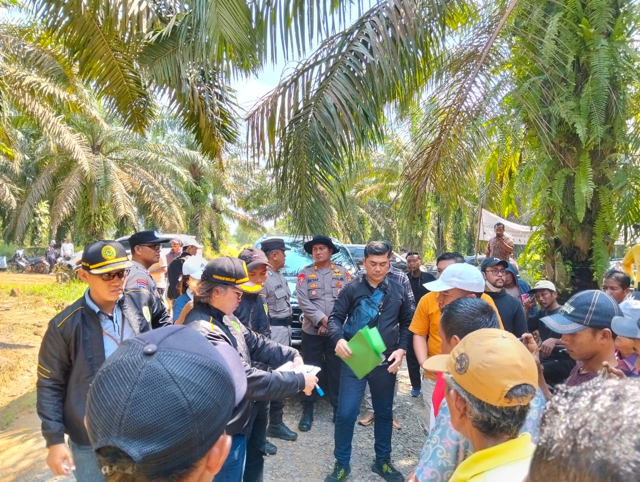 KABAG OPS POLRES MESUJI PIMPIN PENGAMANAN SIDANG PEMERIKSAAN SETEMPAT DI DESA SUKA AGUNG BERSAMA KAPOLSEK DAN ANGGOTA POLSEK WAY SERDANG