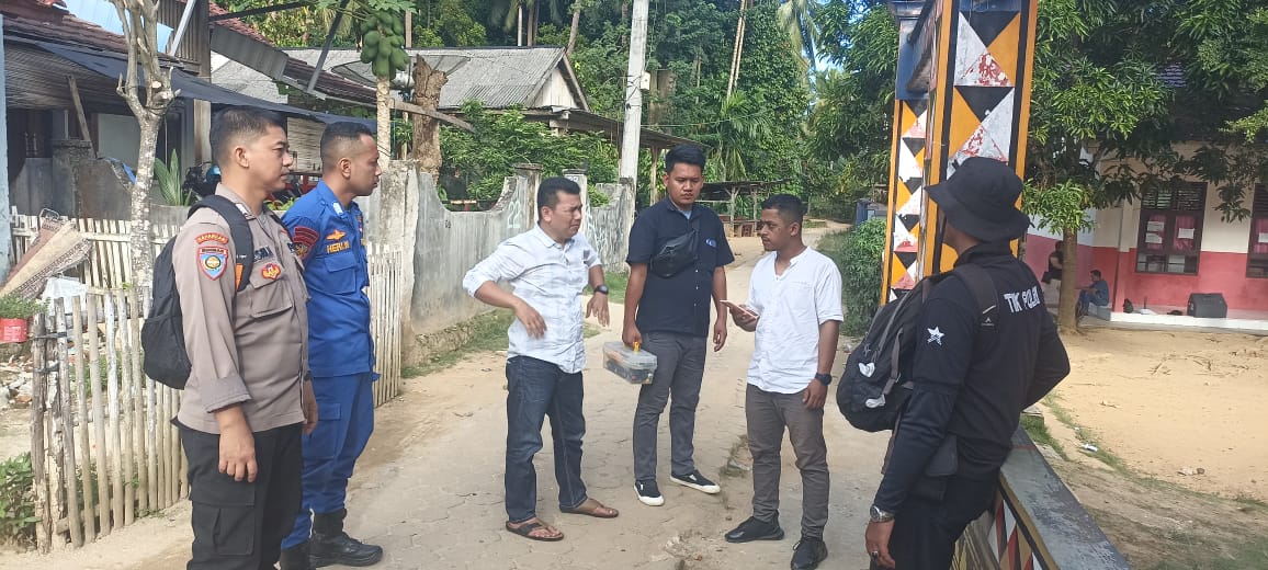 Antisipasi Gangguan Komunikasi, Bhabinkamtibmas Polsek Padang Cermin Tinjau Titik Blankspot Jelang PSU di Pulau Pahawang