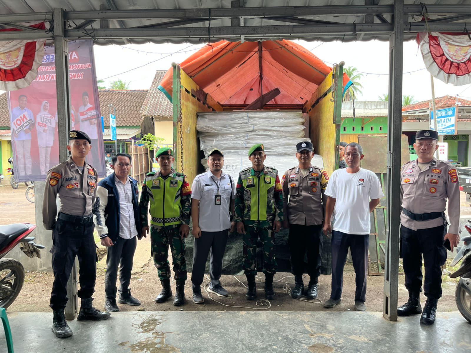 Dikawal Ketat Perwira Pengendali, Logistik PSU Pilkada Kabupaten Pesawaran Tiba di PPK Way Khilau Tanpa Hambatan