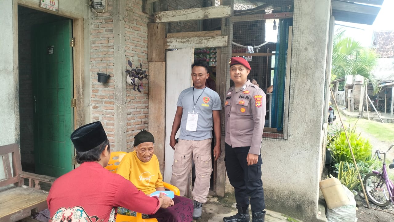Berhalangan Mencoblos, Personel Polres Pesawaran dan Petugas TPS Datangi Rumah Warga