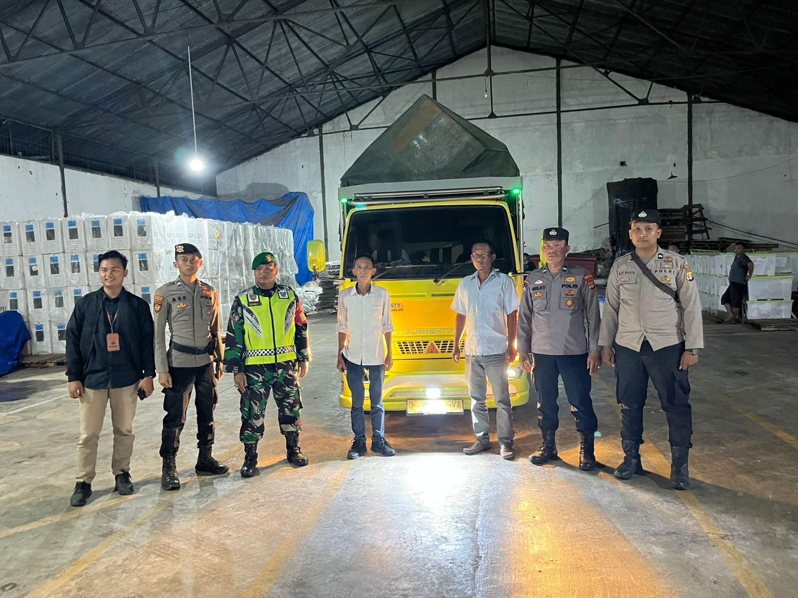 Kolaborasi TNI-Polri dan Pemerintah Daerah: Kotak Surat Suara PSU PPK Way Hilau Tiba Digudang Logistik Dengan Aman